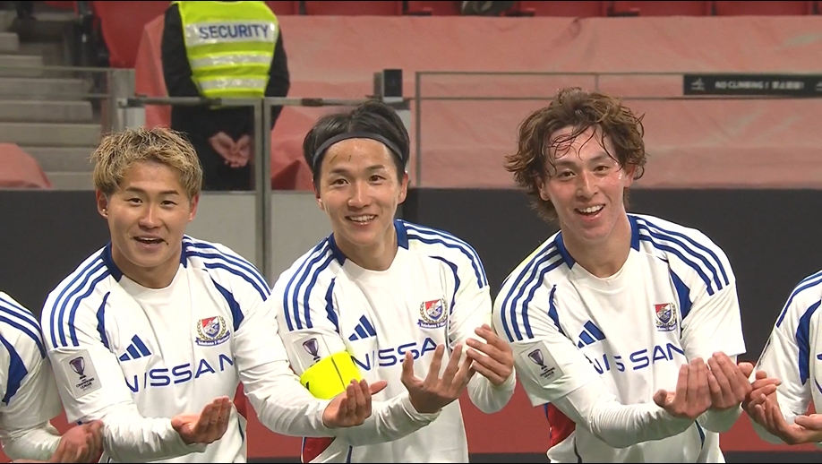 5分鐘連丟2球！天野純搶點破門+和隊友跳搖籃舞慶祝，海港2球落后